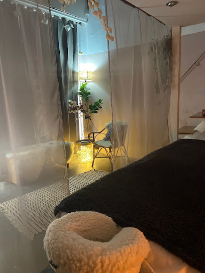 Happy Lotus Massage Therapy & Yoga Barcelona